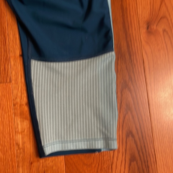 Under Armour women’s cropped leggings XL back zip pocket Heatgear compression - Picture 7 of 8